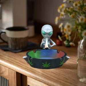 Alien Smoking Ashtray Desk Living Room Ornament Home Décor Creative Astronaut Furnishings for Restaurant Bar Home